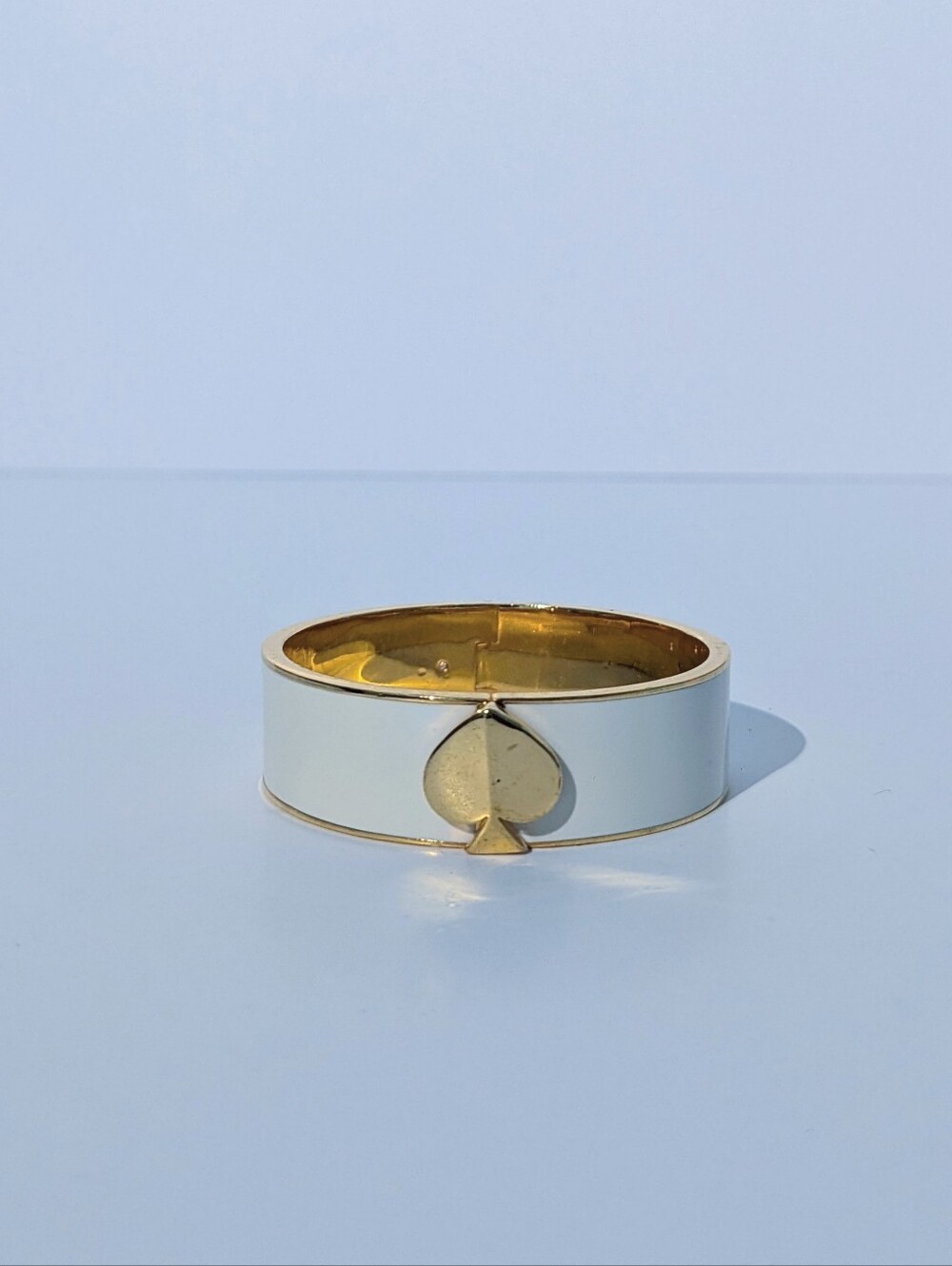 Kate Spade Heritage Spade Enamel Hinged Bangle Wh Enamel Gold-Tone Cuff Bracelet - Picture 1 of 10